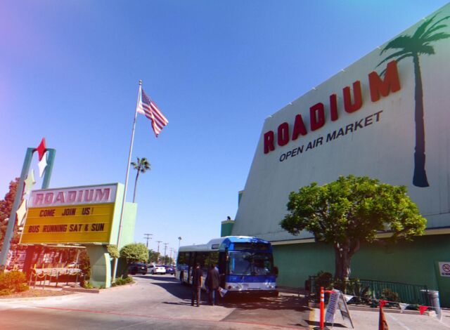 Visit us this weekend! Enjoy free parking at El Camino College on the weekends, and let our shuttle take you straight to the front entrance. We can’t wait to see you! 🌴 #theroadium #roadium #openairmarket #shop #shopsmall #shoplocal #open #opendaily